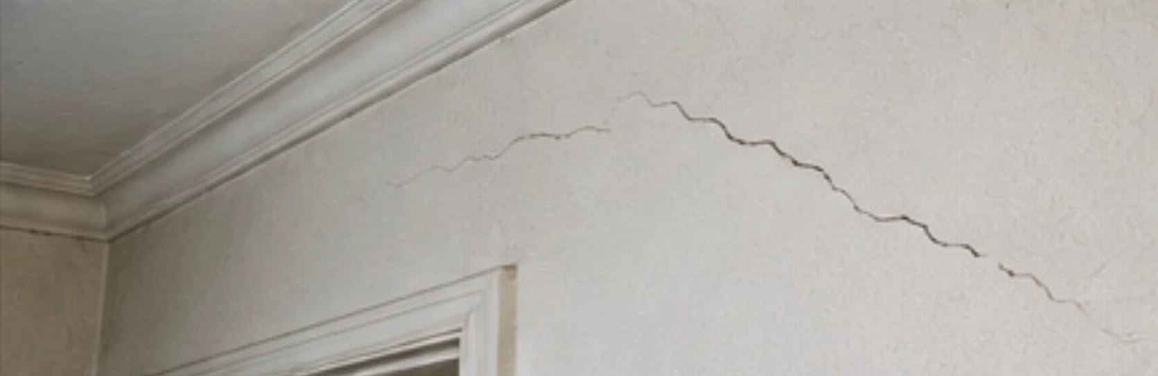 Fissure en escalier sur un mur, diagnostic fissures avant achat dans la région lilloise