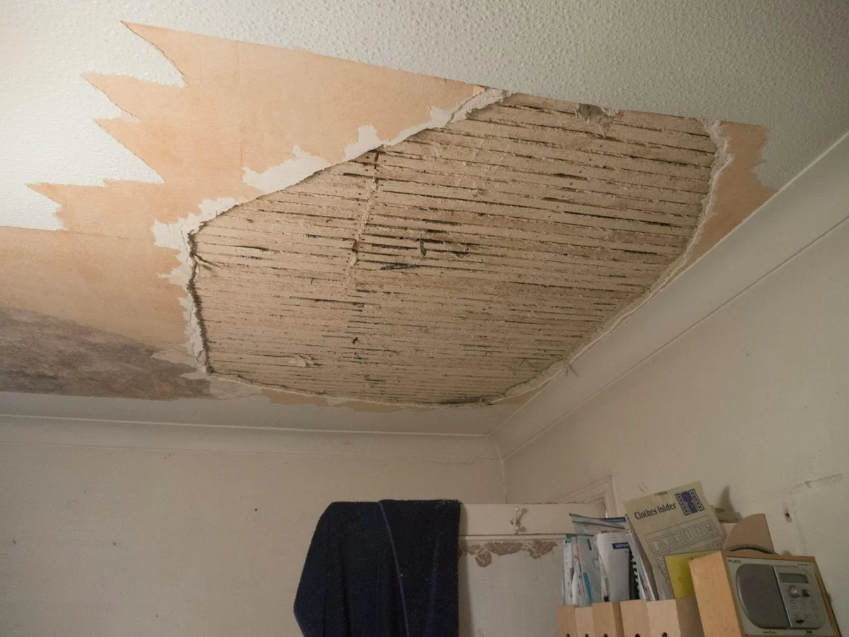 Plafond dégradé laissant apparaître le lattis, désordre intérieur à photographier avant toute réparation